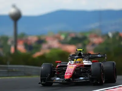 Гамільтон очолив дубль Феррарі на вільній практиці у Будапешті, Колапінто врізався