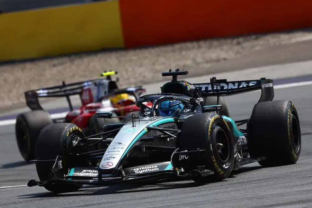 Lewis Hamilton з Ferrari та Джордж Расселл з Mercedes