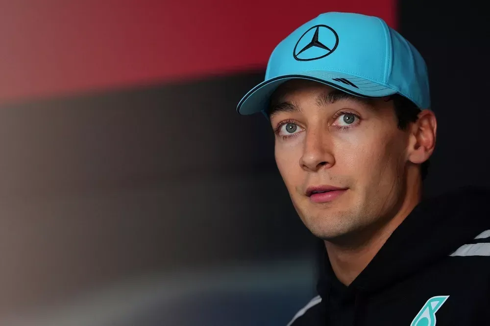 Джордж Расселл за кермом Mercedes на тестах перед Гран-прі Сахіру 2020 року