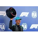 Джордж Расселл на тлі свого Mercedes