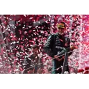 Расселл на тлі свого Mercedes після перемоги