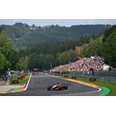 McLaren виглядає більш агресивно у електричному розподілі на прямій Кеммел, ніж Mercedes, але втрачає швидкість наприкінці