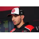 Естебан Окон на тлі боліда Haas