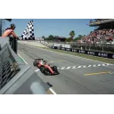Льюїс Гамільтон перетинає фінішну лінію на Ferrari