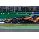 Оскар Піастрі на тлі боліда McLaren
