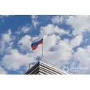 Російський прапор на тлі подіуму