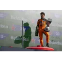 Ландо Норріс на тлі болида McLaren