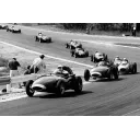 Stirling Moss веде пелотон на повороті Eau Rouge на трасі Спа у 1958 році — році, коли максимальну дистанцію гонок скоротили з 500 до 300 км